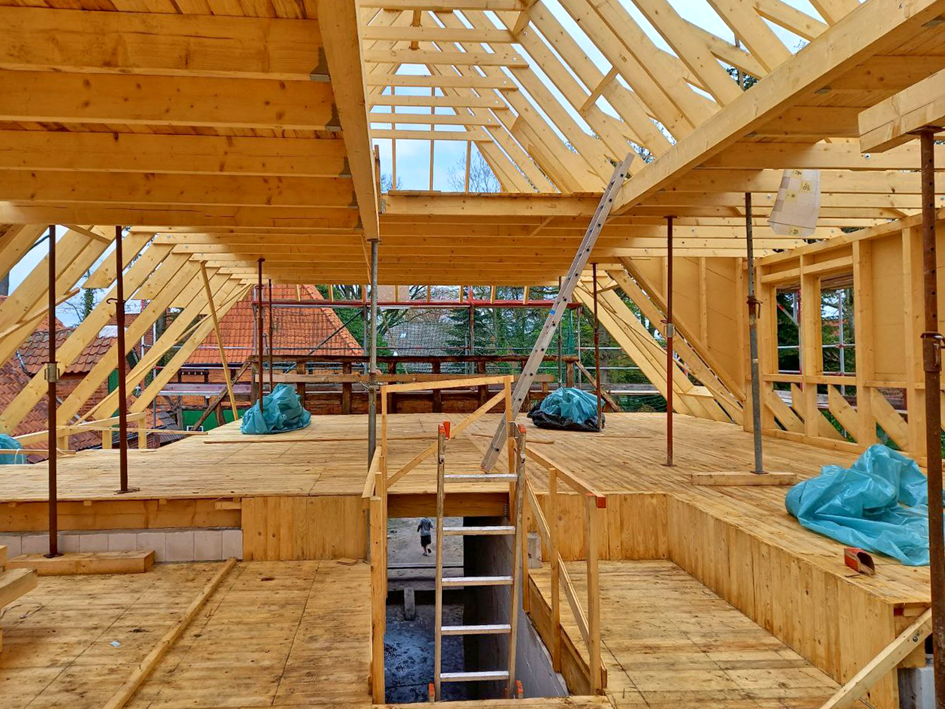 Foto vom Dach des Westennests, welches sich noch im Bau befindet. Die Konstruktion aus Holz ist zu sehen.